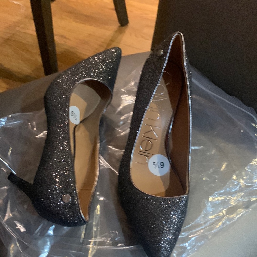 Gently worn sparkly pewter Calvin Klein pump